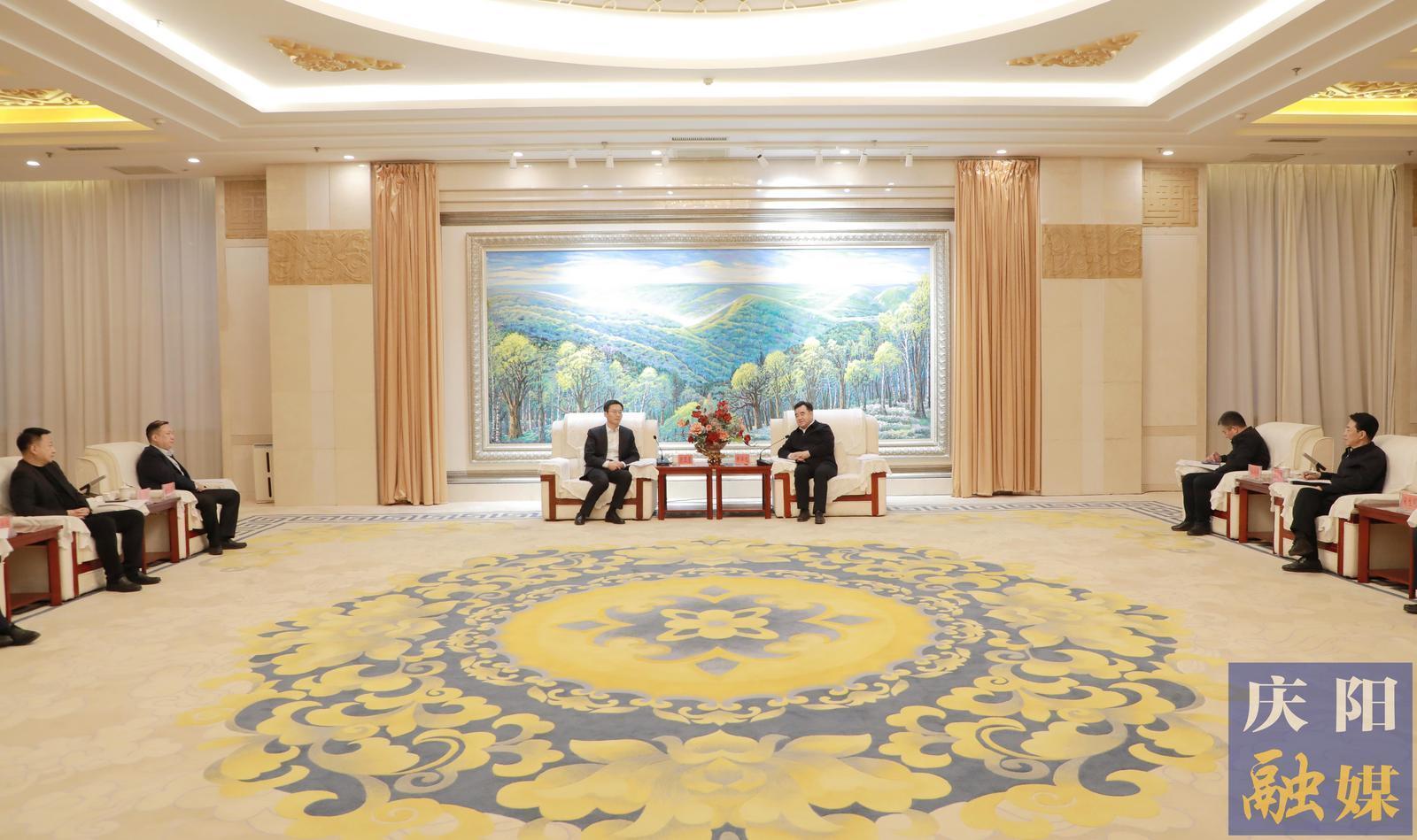 黃澤元與交通銀行甘肅省分行黨委書(shū)記、行長(zhǎng)方衛(wèi)星一行座談