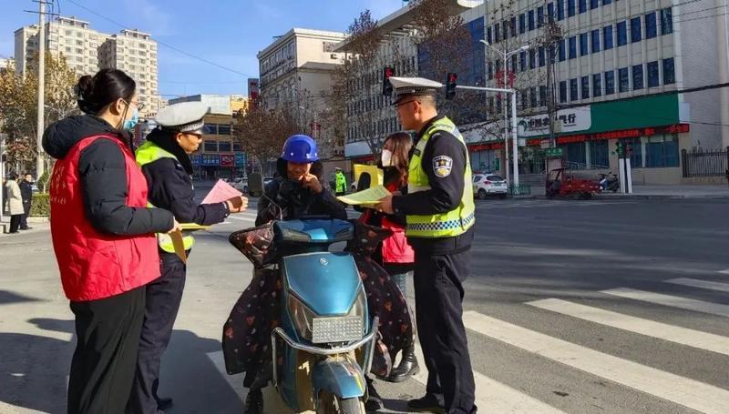 【創(chuàng)建文明城 慶陽(yáng)在行動(dòng)】慶城公安交警聯(lián)合志愿者開(kāi)展文明交通勸導(dǎo)活動(dòng)
