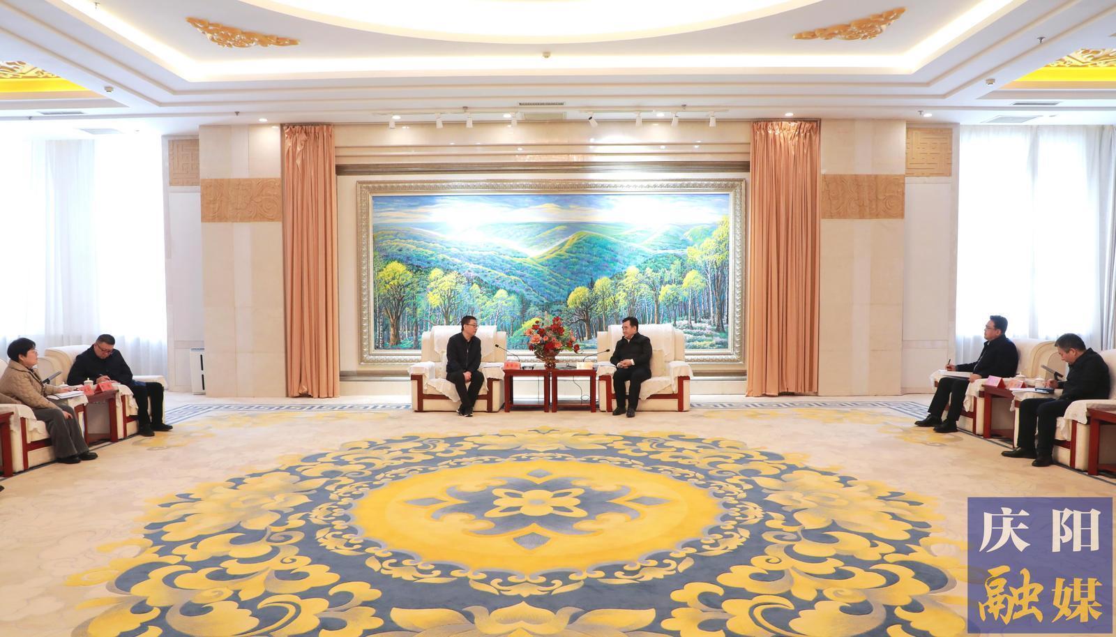 黃澤元與省文聯(lián)黨組書記、主席王登渤一行座談