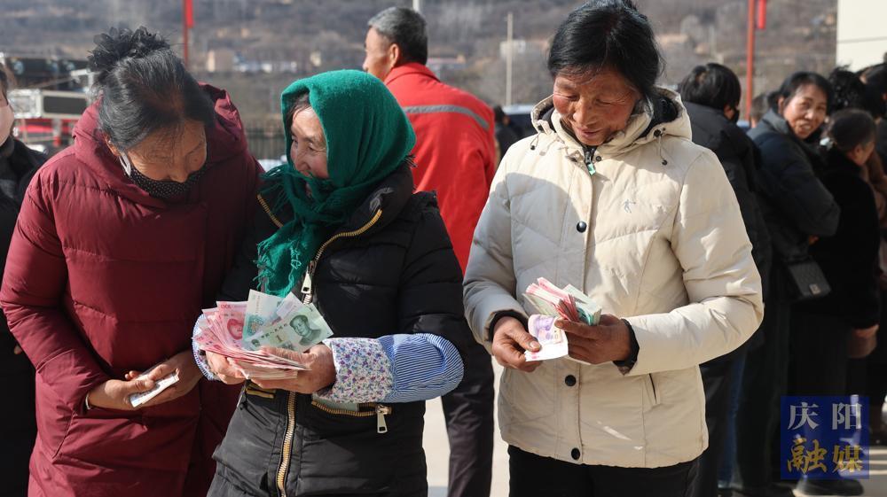 【攝影報(bào)道】華池：龍頭企業(yè)示范帶動(dòng)  中藥材種植戶(hù)喜獲百萬(wàn)分紅