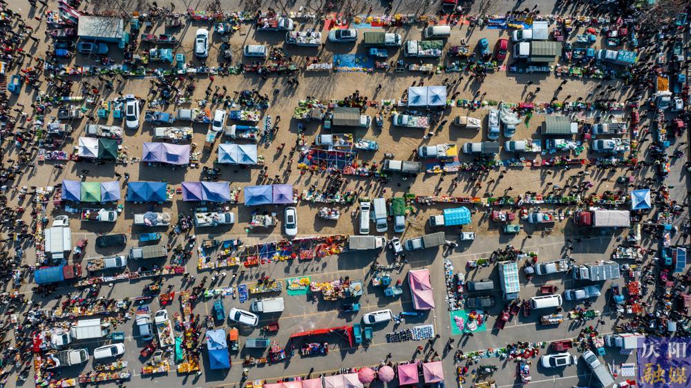 【慶陽年味·攝影報道】趕大集備年貨，煙火氣里年味兒濃