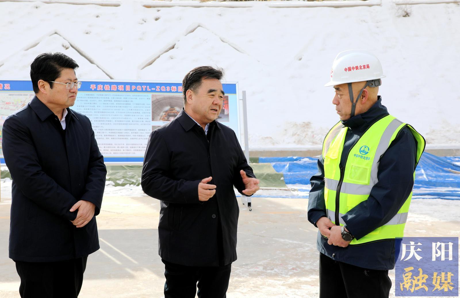 黃澤元在鎮(zhèn)原縣調(diào)研時強調(diào) 推動城市更新煥發(fā)城區(qū)光彩活力 苦干實干努力完成年度目標(biāo)任務(wù)