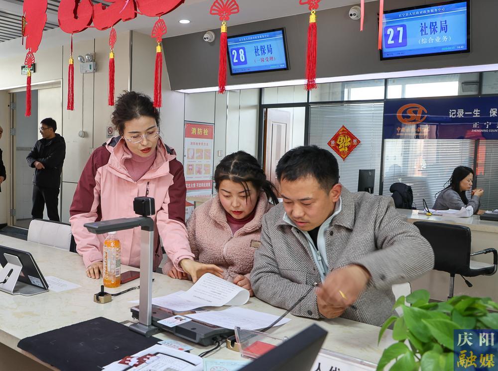 【攝影報道】正寧縣“小寧幫辦”：政務(wù)服務(wù)新亮點，提升群眾滿意度