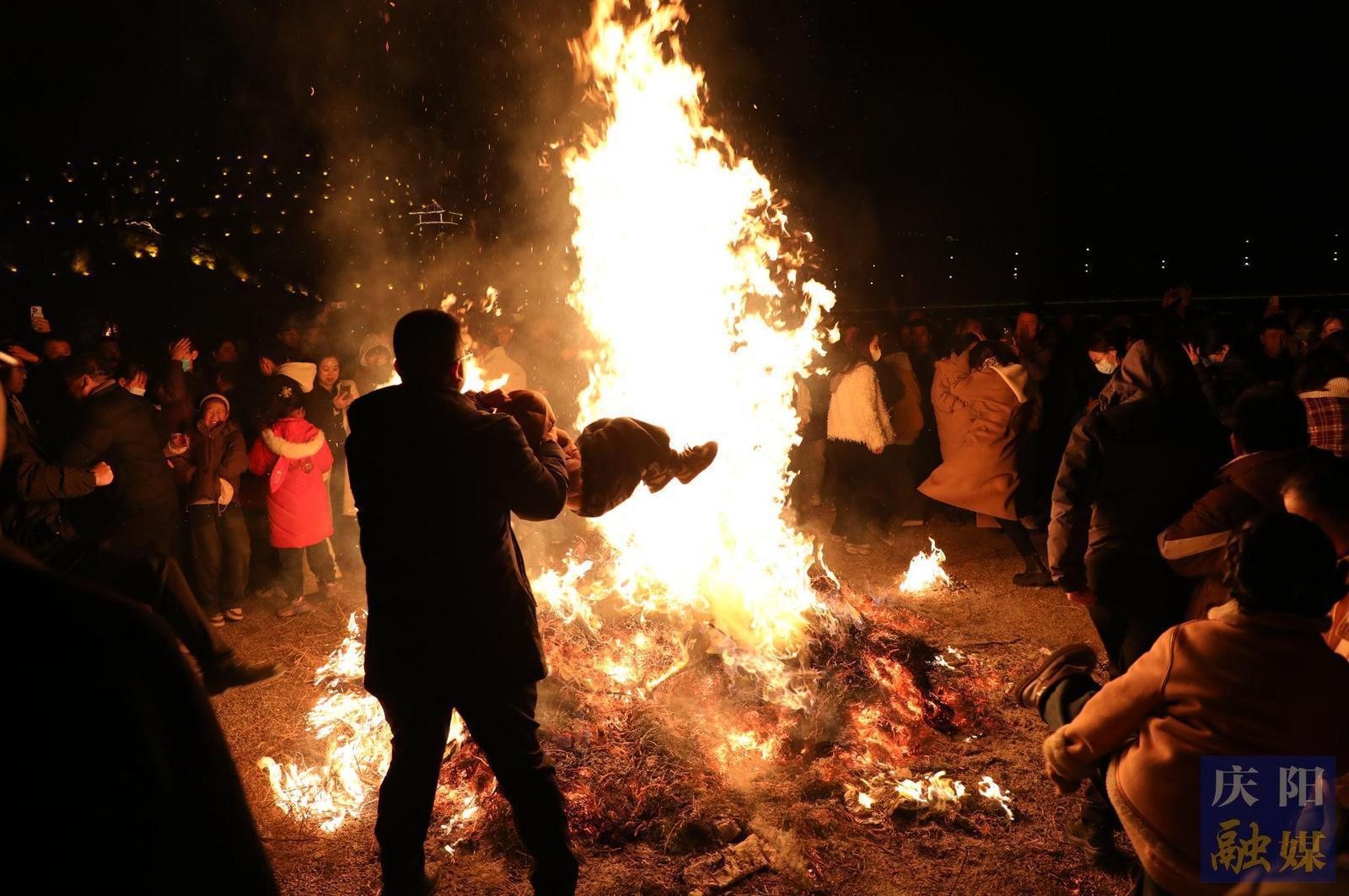 【攝影報道】火舞慶陽：“燎疳”祈福盼安康