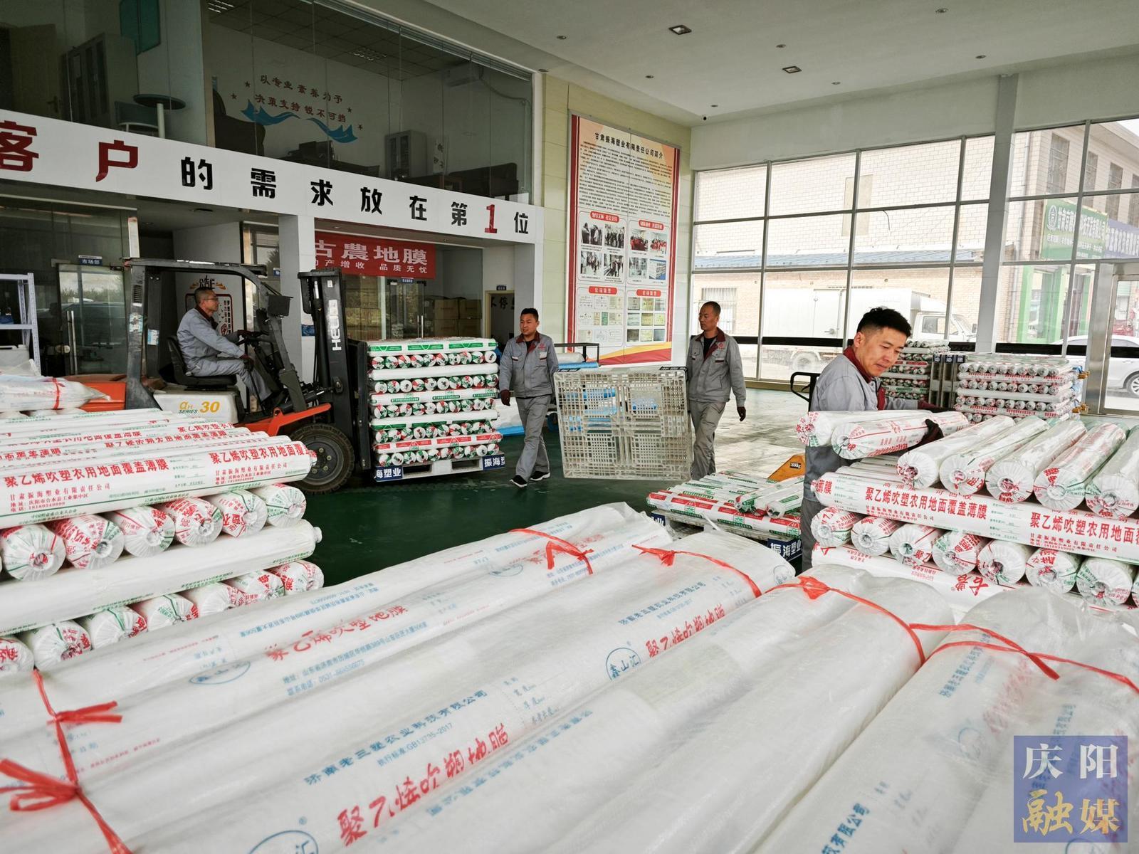 【攝影報道】春耕備耕正當(dāng)時 西峰區(qū)農(nóng)資農(nóng)機購銷兩旺