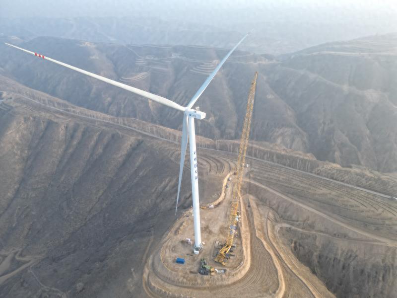 華能慶陽風電項目首臺風機吊裝順利完成