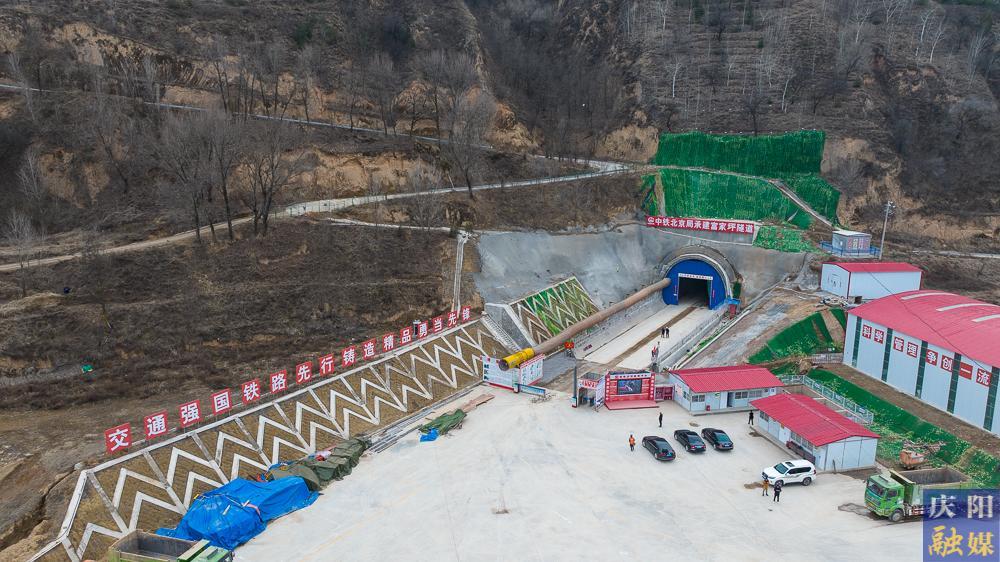 【攝影報道】平慶鐵路鎮(zhèn)原段建設(shè)正酣 各工程節(jié)點穩(wěn)步推進