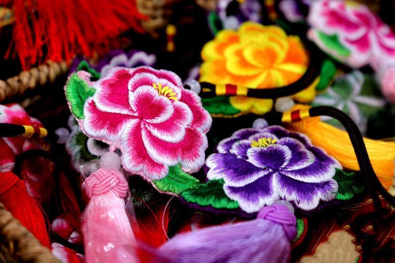 【非遺里的慶陽】慶陽香包繡制