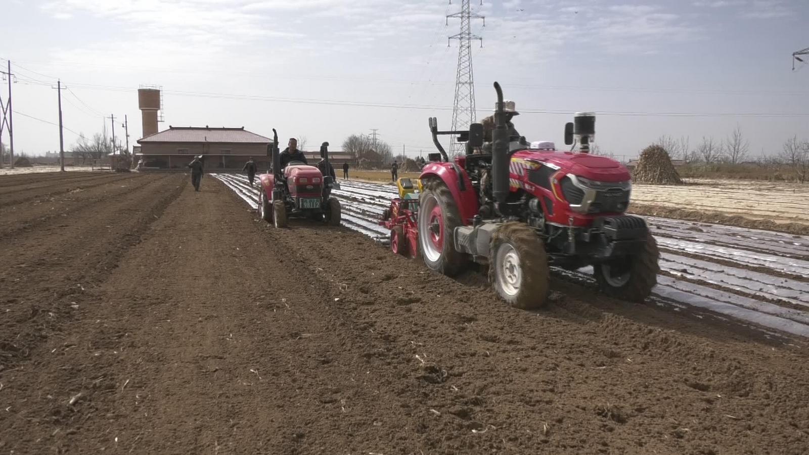 慶城縣頂凌覆膜勞作忙 春耕生產(chǎn)正當(dāng)