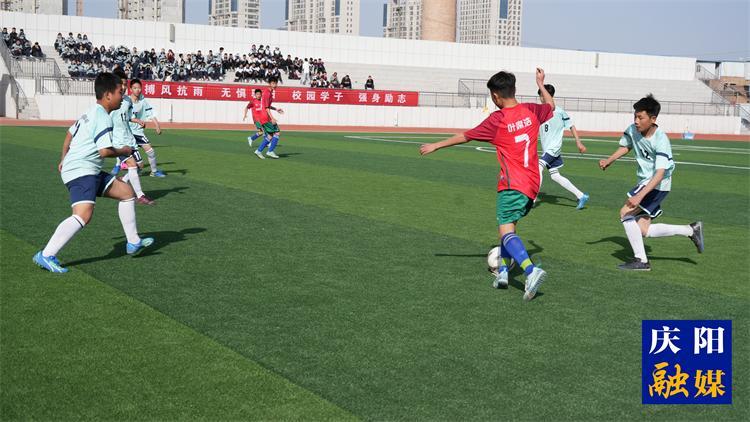 【攝影報(bào)道】競(jìng)技足球賽 逐夢(mèng)綠茵場(chǎng)