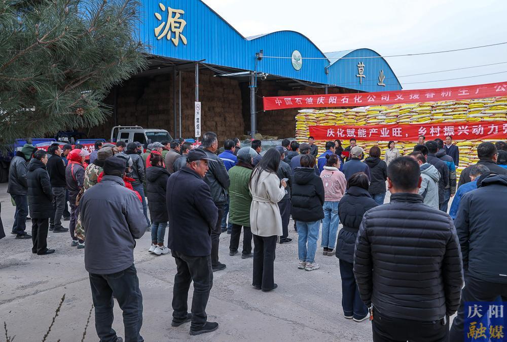 【攝影報道】慶陽石化捐贈90噸復合肥助力鎮(zhèn)原縣馬渠鎮(zhèn)春耕生產(chǎn)