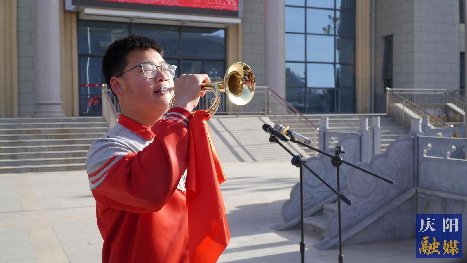 大型網(wǎng)絡(luò)思政公開(kāi)課《永遠(yuǎn)不會(huì)忘記》連線直播慶陽(yáng)南梁“清明祭英烈 重走長(zhǎng)征路”思政教育主題實(shí)踐活動(dòng)