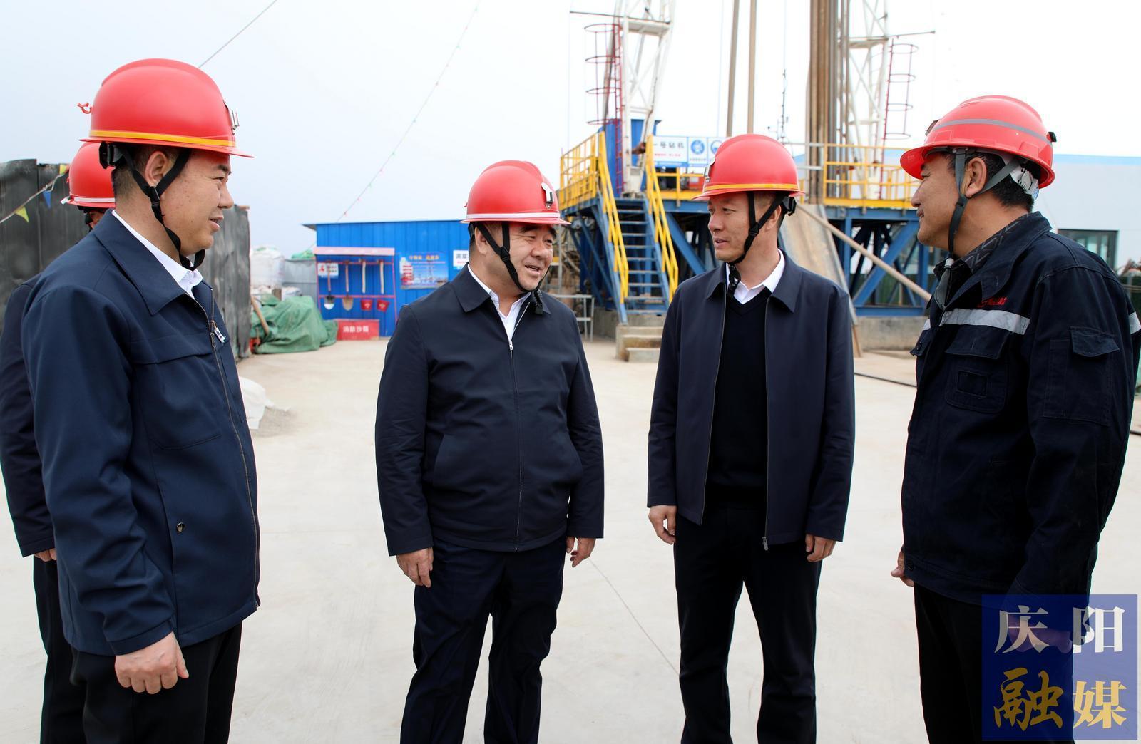 黃澤元在調(diào)研安全生產(chǎn)及成品油市場集中整治情況時強調(diào) 扎實開展隱患排查整治 嚴厲打擊違法違規(guī)現(xiàn)象 切實保障人民群眾生命財產(chǎn)安全和消費者合法權(quán)益