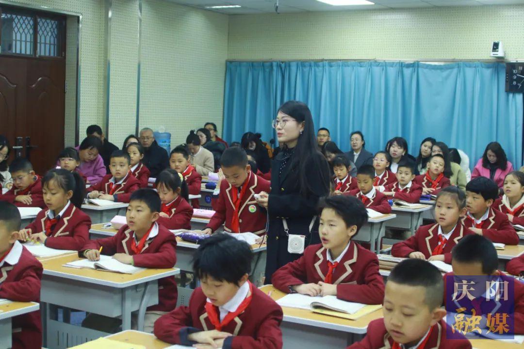 【點亮美好教育】跨校聯(lián)動比技能 課標實踐促提質(zhì) 慶陽市東方紅小學(xué)與周嶺分校聯(lián)動舉辦“1+5”青年教師教學(xué)技能大賽