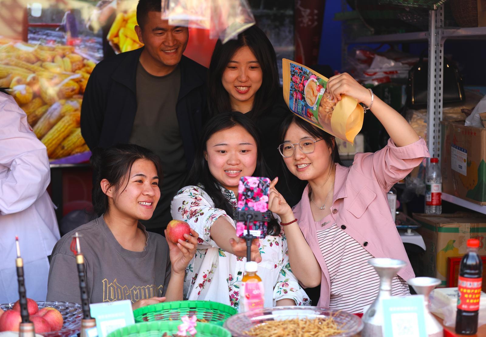 【攝影報(bào)道】煙火氣與“云流量”交織 環(huán)縣農(nóng)特產(chǎn)品展銷點(diǎn)燃五一消費(fèi)熱