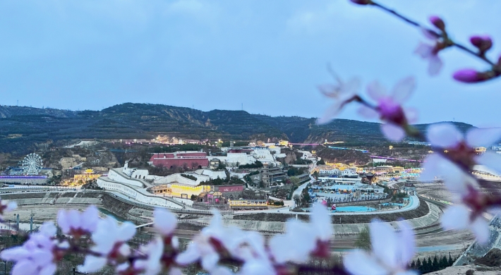 人潮涌動(dòng)慶州城 文旅融合繪新景——慶城藥王洞養(yǎng)生小鎮(zhèn)成假日旅游新地標(biāo)