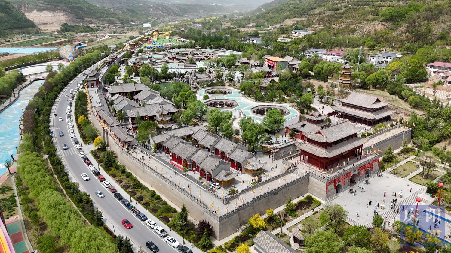 【攝影報(bào)道】鎮(zhèn)原北石窟驛景區(qū)火熱迎客：再現(xiàn)絲路古韻 打造文旅新地標(biāo)