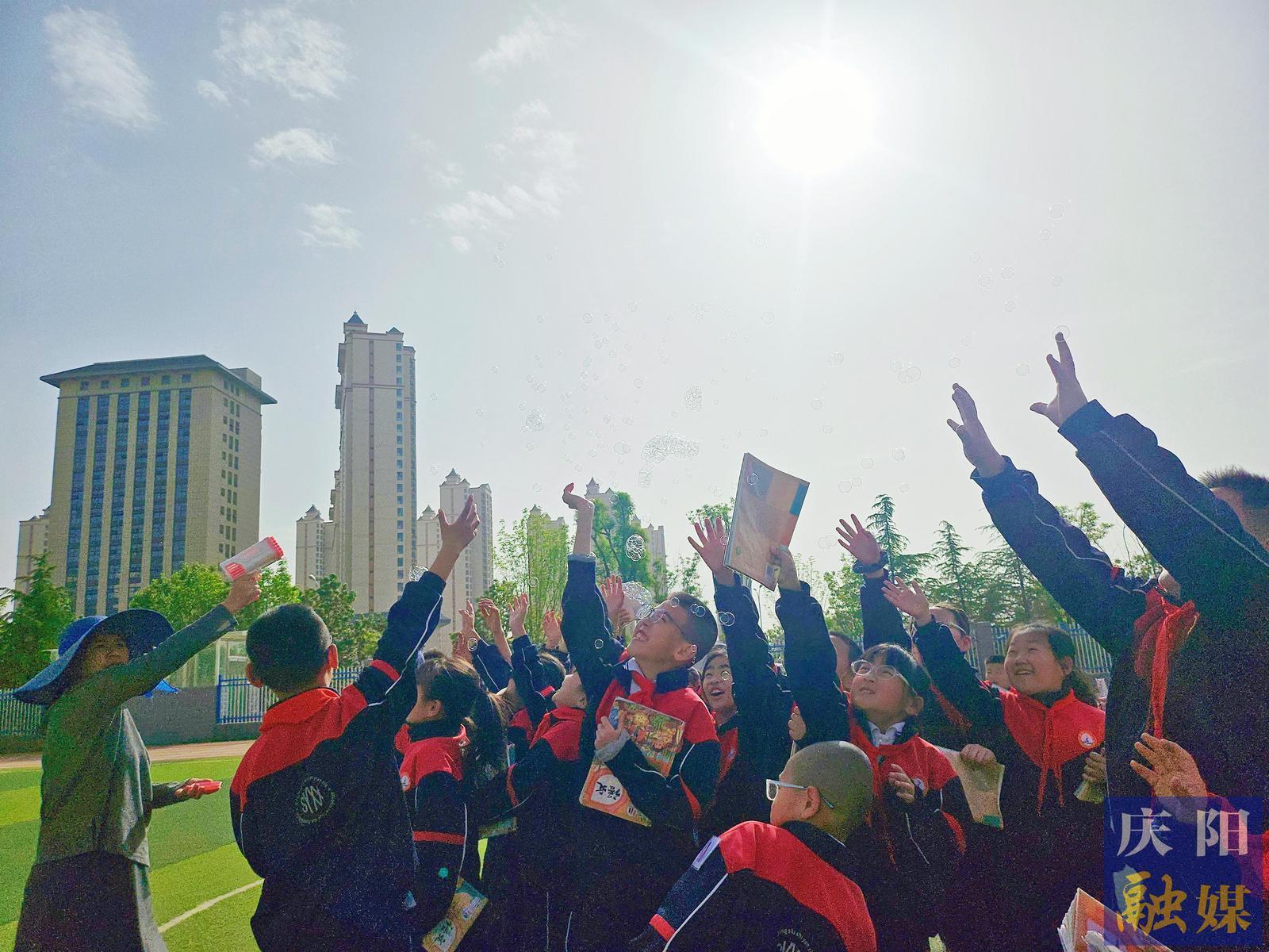 【學(xué)生佳作】超有趣！電影課堂上我們竟“穿越”到了原始人類世界！