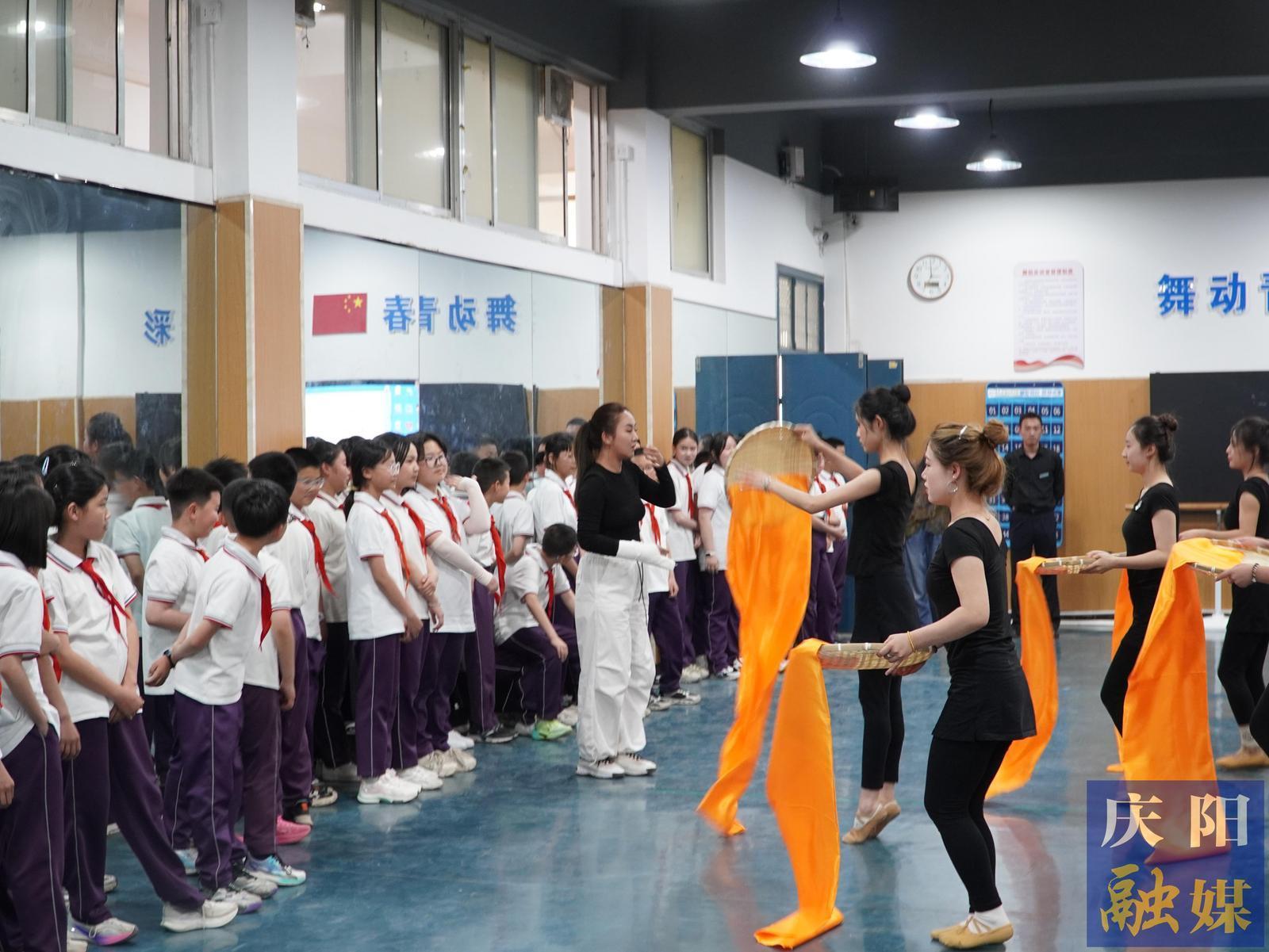 【2025年職業(yè)教育活動周】慶陽市8所中小學(xué)在慶陽職業(yè)技術(shù)學(xué)院開展職業(yè)體驗(yàn)活動