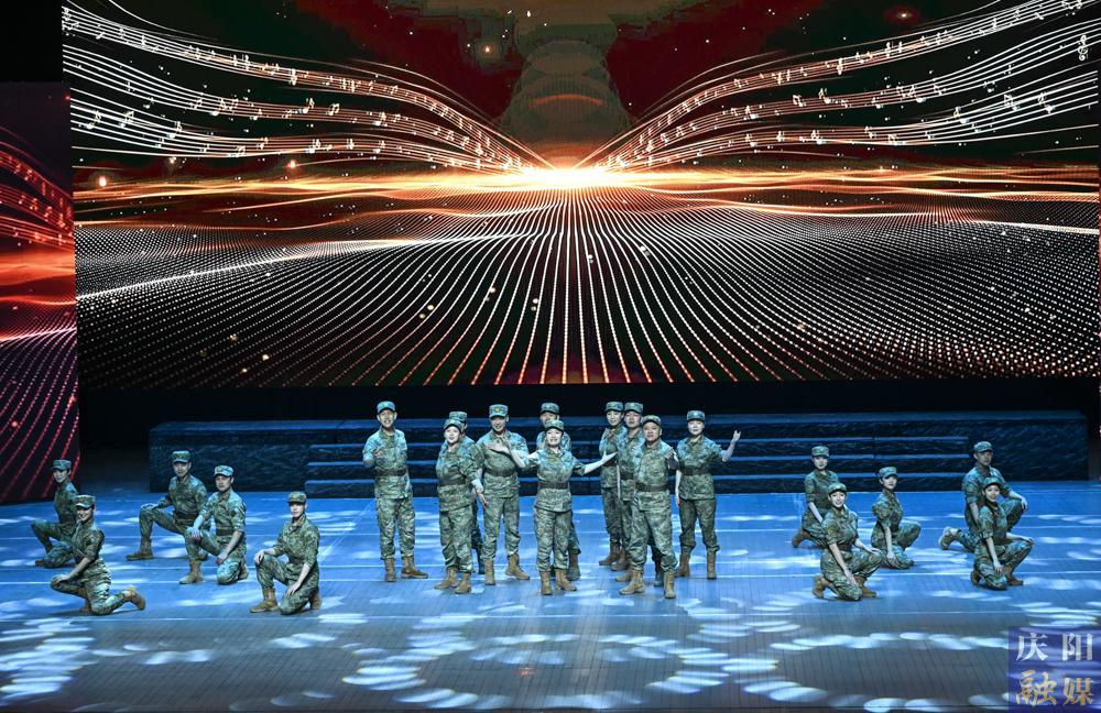 【攝影報(bào)道】解放軍文化藝術(shù)中心文藝輕騎隊(duì)赴慶陽(yáng)開(kāi)展主題演出
