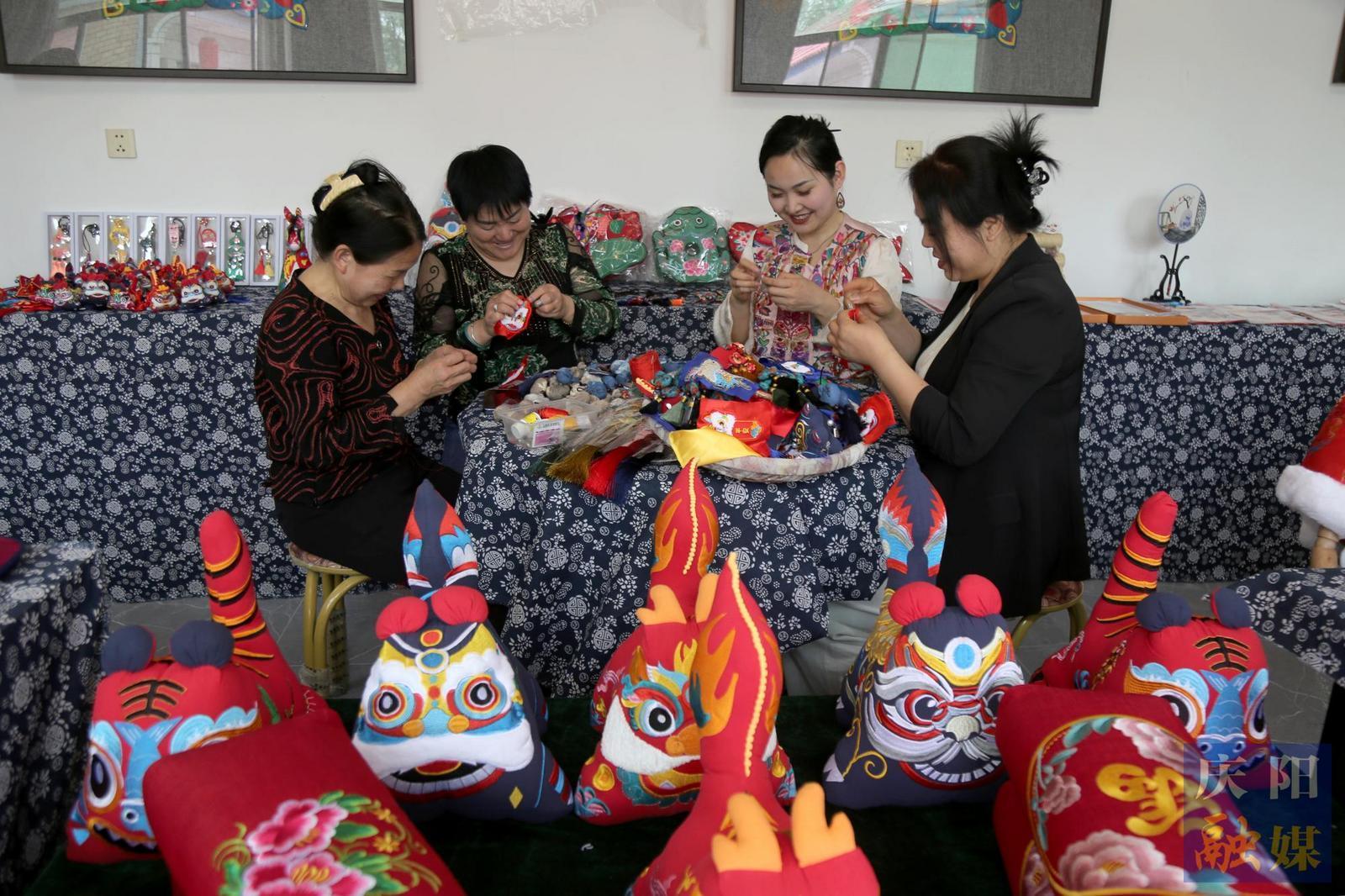 【攝影報(bào)道】西峰：趕制香包迎節(jié)會