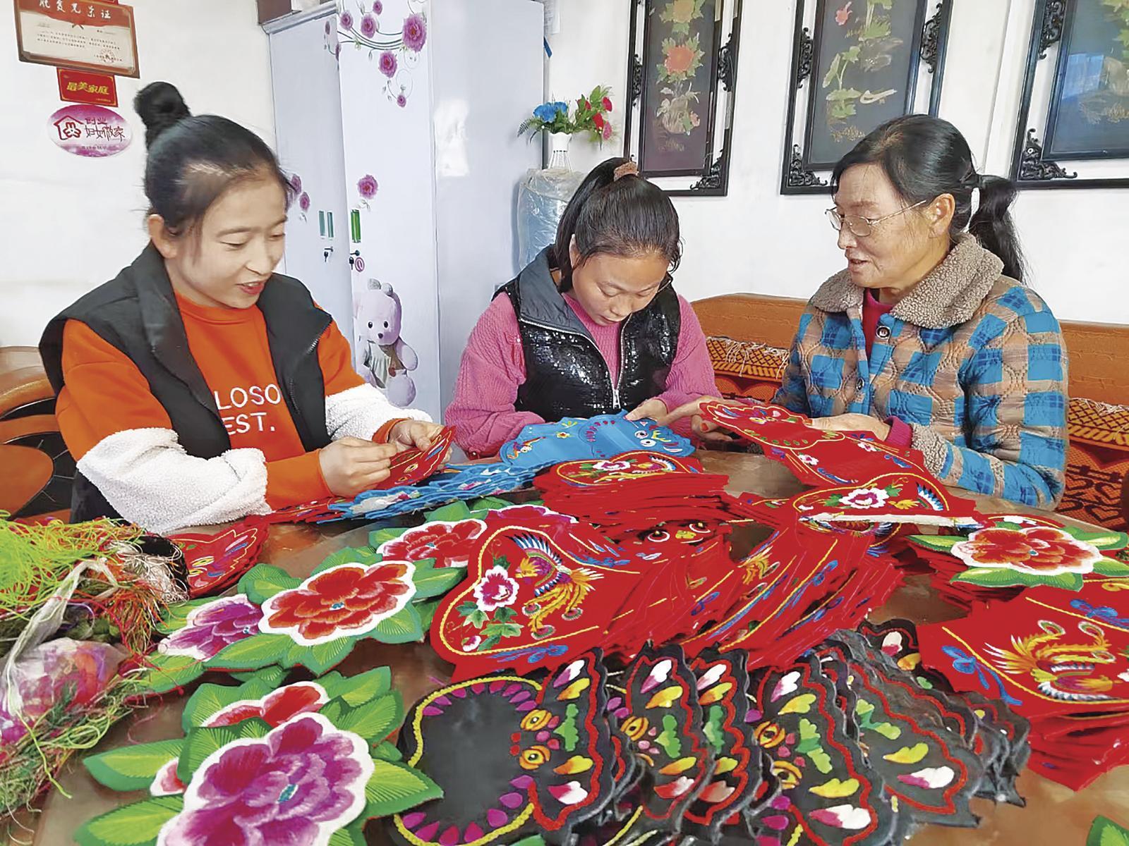 白彩霞 繡線織就振興圖