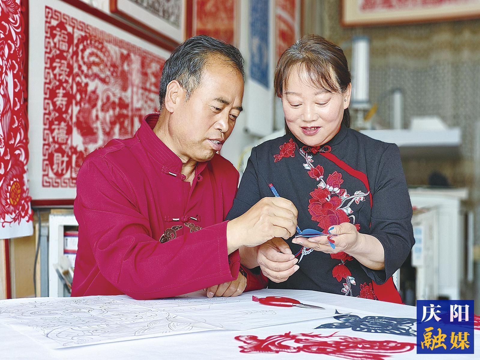 鎮(zhèn)原縣：“剪紙夫妻”匠心傳承 紙上非遺綻放光彩