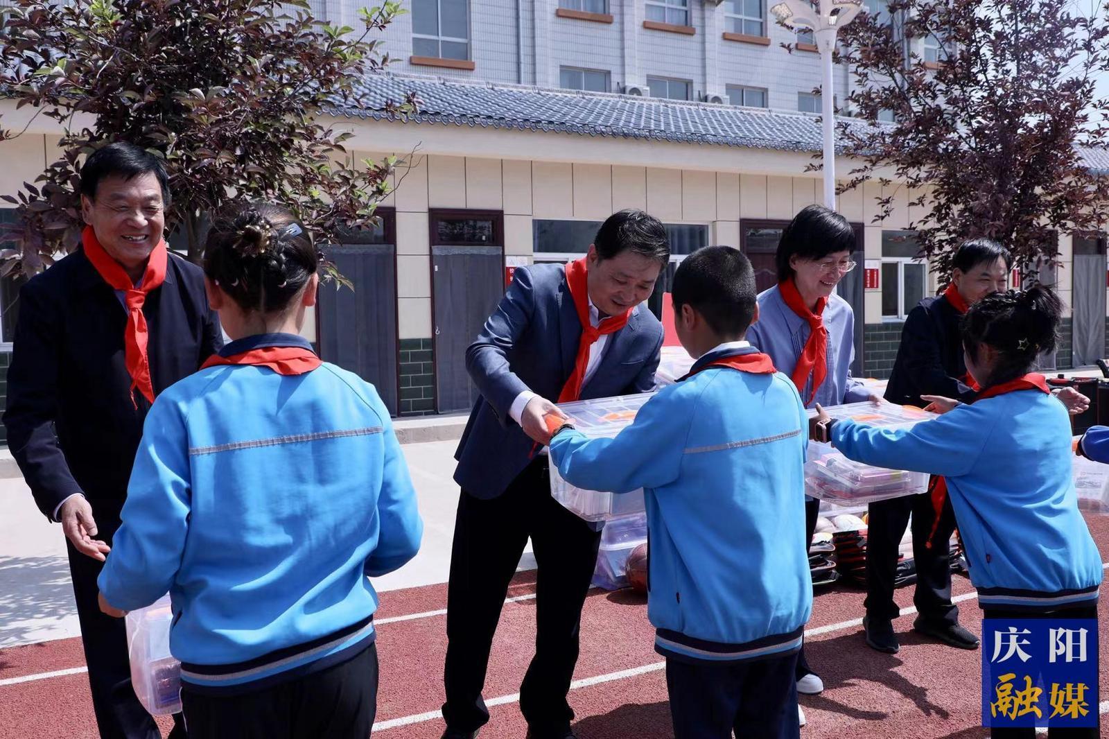 周繼軍在鎮(zhèn)原縣開(kāi)展“六一”兒童節(jié)慰問(wèn)