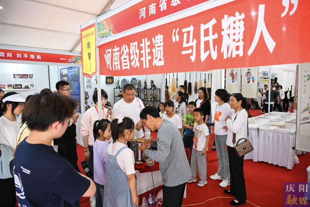 【攝影報道】非遺沉浸式體驗區(qū)：人頭攢動 賞中外“寶貝”