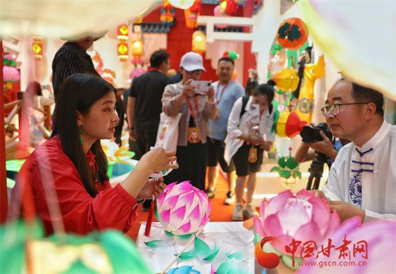 香包盛會煥新彩 黃土大塬火出圈——“香約慶陽·全國百家媒體和網(wǎng)絡名人行”側記