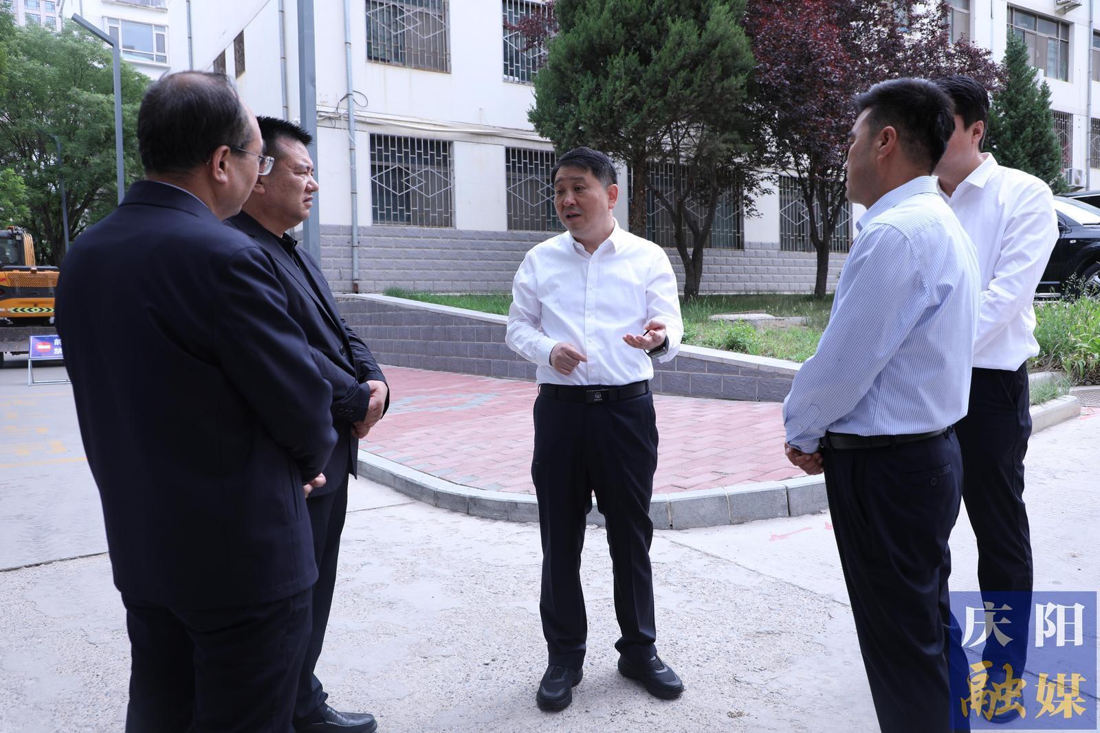 周繼軍在西峰區(qū)調(diào)研城市更新工作