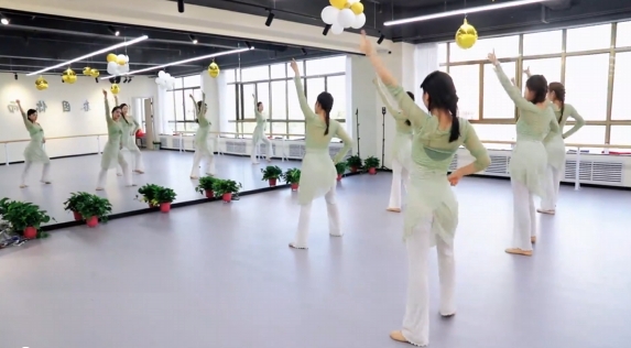 歷經(jīng)十余載風(fēng)雨兼程，夢玉女子藝術(shù)團在各界關(guān)懷下茁壯成長