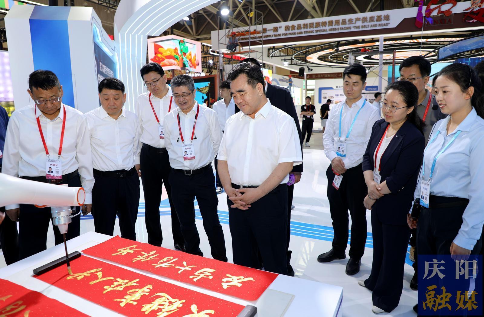 黃澤元周繼軍在檢查第三十一屆蘭洽會(huì)慶陽展館布展情況時(shí)強(qiáng)調(diào) 緊扣主題 突出特色 精心布展 全方位展示慶陽高質(zhì)量發(fā)展新成就新亮點(diǎn)