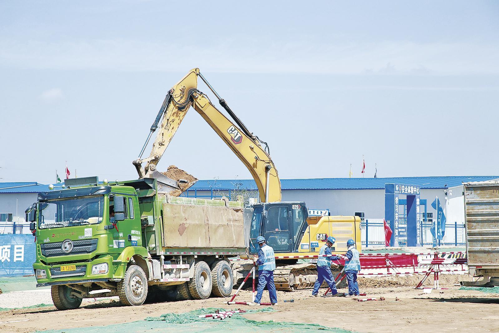 近日，位于寧縣早勝鎮(zhèn)的甘能化（慶陽(yáng)）2×660MW煤電項(xiàng)目建設(shè)如火如荼。