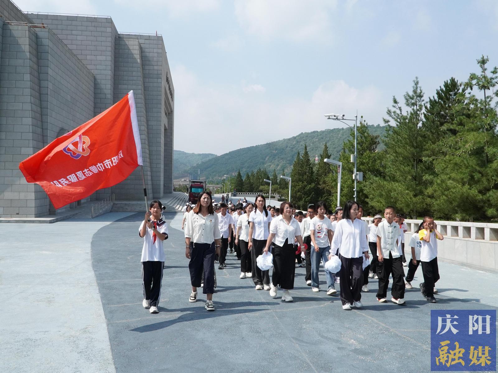 慶陽(yáng)市婦聯(lián)開展“愛(ài)心媽媽伴成長(zhǎng) 南梁薪火暖童心”暑期紅色研學(xué)活動(dòng)