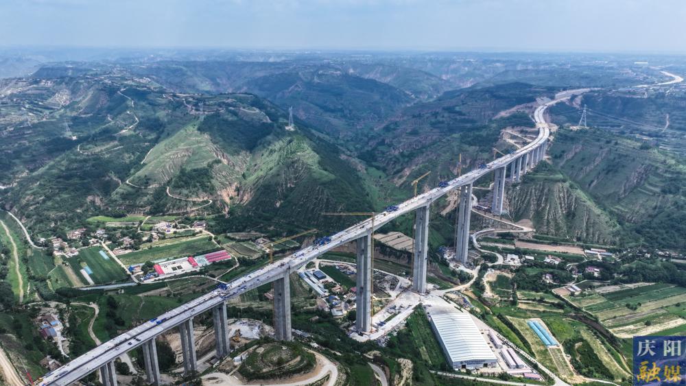 【攝影報(bào)道】G309線西合公路蓋家川特大橋建設(shè)取得關(guān)鍵進(jìn)展