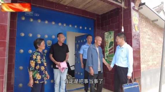 【慶陽(yáng)榜樣】李鵬飛：把群眾的事當(dāng)成自己的事他能在凌晨?jī)牲c(diǎn)提著水桶沖向火場(chǎng)救出11條人命；他能為一樁積怨16年的鄰里糾紛上門(mén)調(diào)解9次；他能讓刑滿(mǎn)釋放人員重新找到生活的希望。他就是寧縣中村鎮(zhèn)政府信訪和矛盾糾紛調(diào)處干部李鵬飛