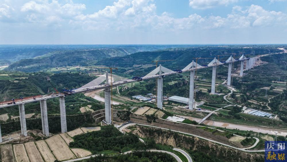 【攝影報(bào)道】G309線馬蓮河特大橋建設(shè)進(jìn)入沖刺階段