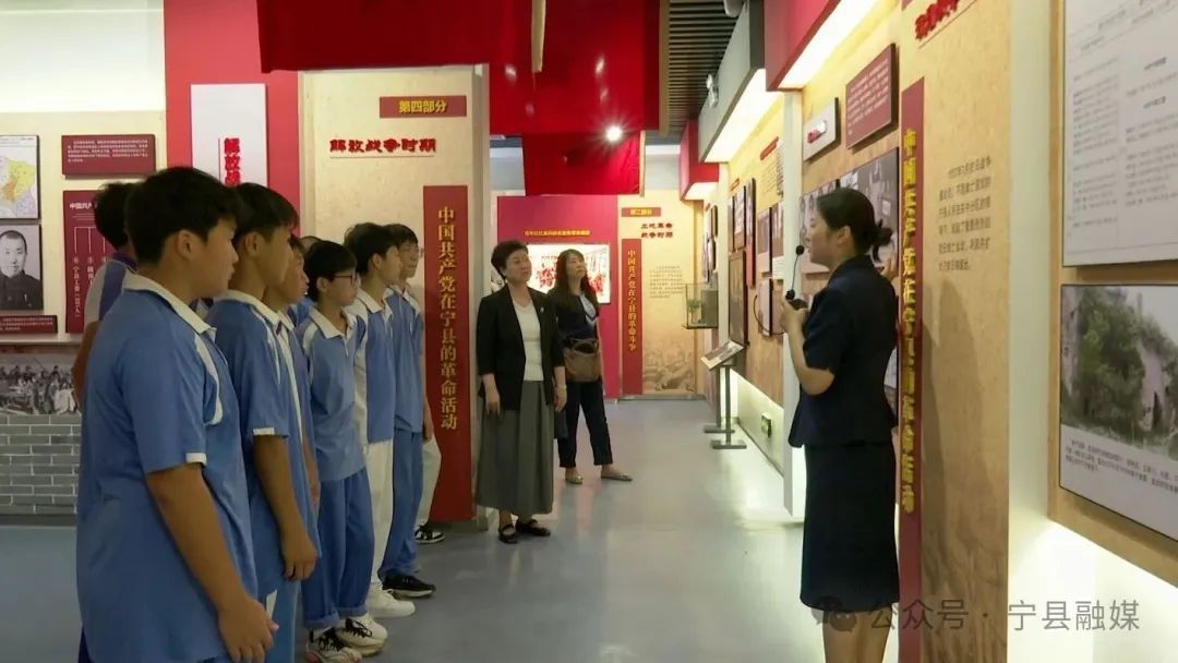 天津市河?xùn)|區(qū)校園足球隊(duì)師生來寧縣參觀王孝錫烈士紀(jì)念館