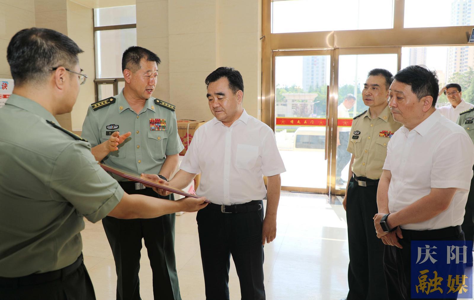 黃澤元周繼軍“八一”建軍節(jié)前看望慰問(wèn)駐慶部隊(duì)官兵