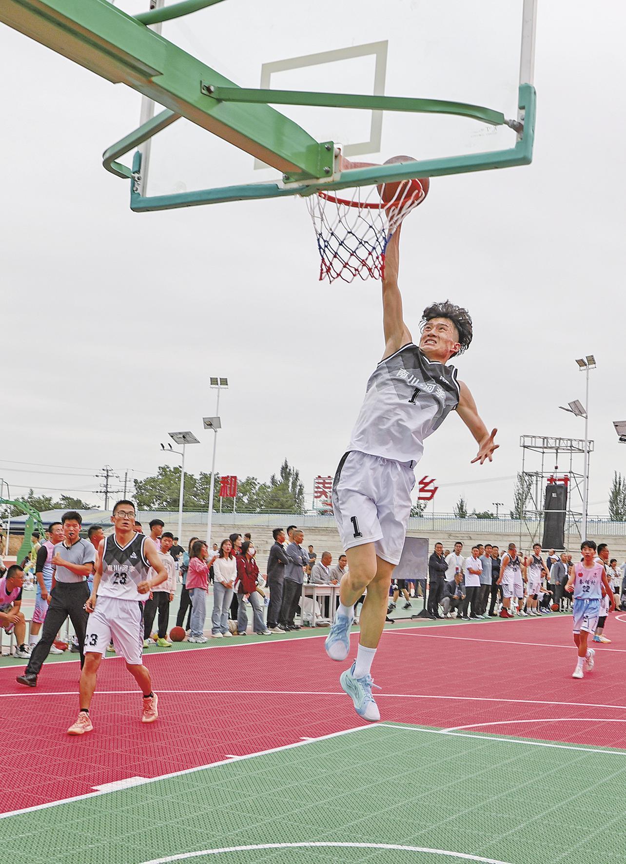 【攝影報(bào)道】2025年慶陽市“大賢杯”和美鄉(xiāng)村籃球大賽暨“平泉·村BA”火熱開賽