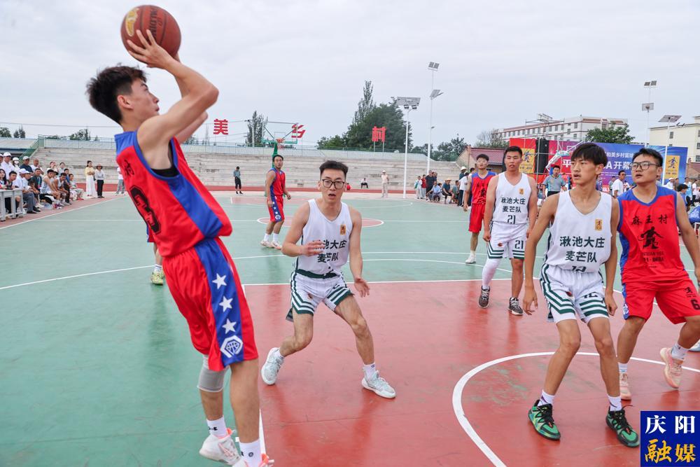 【攝影報(bào)道】2025年慶陽市“大賢杯”和美鄉(xiāng)村籃球大賽暨“平泉·村BA”甲組比賽第三天戰(zhàn)況激烈