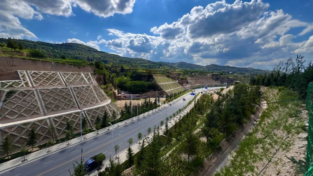 羅睿調(diào)研縣城南區(qū)管網(wǎng)建設(shè)、白峁嶺地質(zhì)隱患治理修復(fù)及文化藝術(shù)交流中心籌建等工作