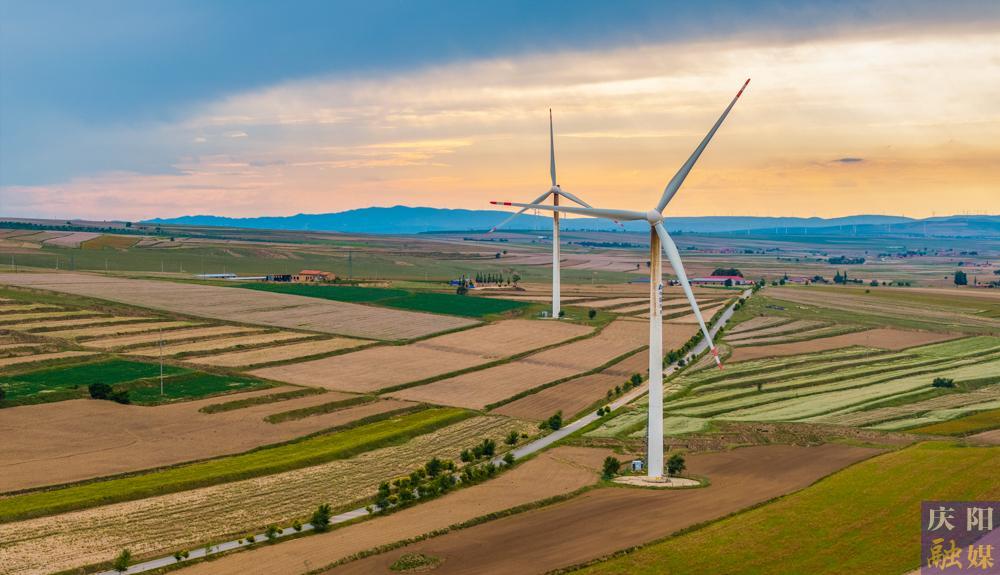 【攝影報道】環(huán)縣南湫風(fēng)電場  繪就初秋新畫卷