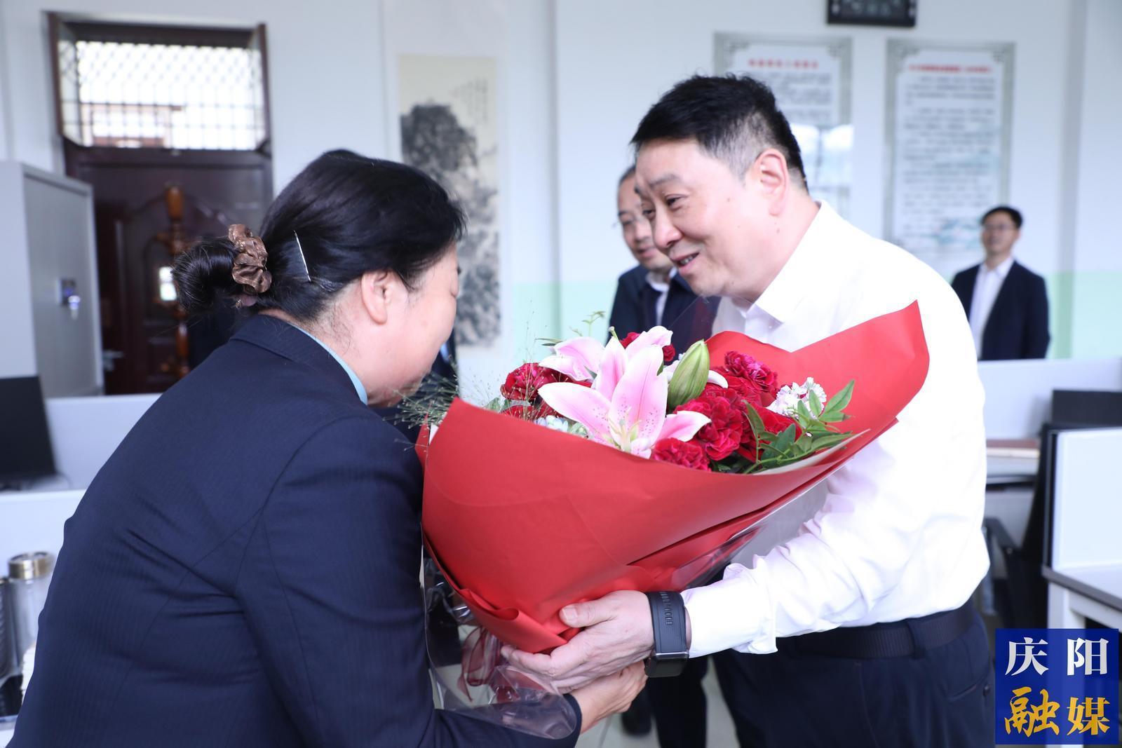 周繼軍在慶陽(yáng)第七中學(xué)看望慰問(wèn)教師代表并調(diào)研學(xué)校辦學(xué)及校園安全專項(xiàng)整治工作情況