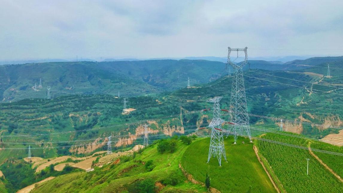 綠色動脈貫通隴東 能源新篇助力“雙碳” ——“隴電入魯”戰(zhàn)略樞紐關(guān)鍵工程甘肅隴東直流配套新能源330千伏送出工程（慶陽）正式投運(yùn)