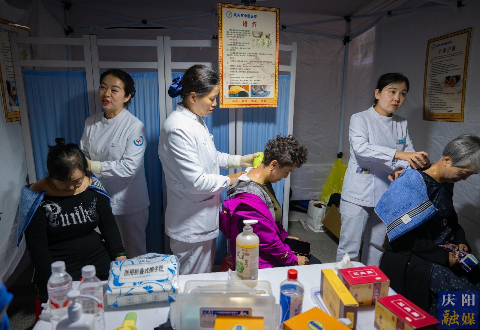 【攝影報道】慶陽市中醫(yī)藥文化夜市“開張” 市民紛紛“打卡”理療