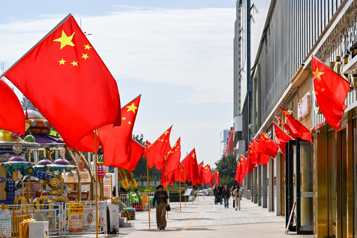 【攝影報道】西峰區(qū)：紅旗飄揚迎國慶