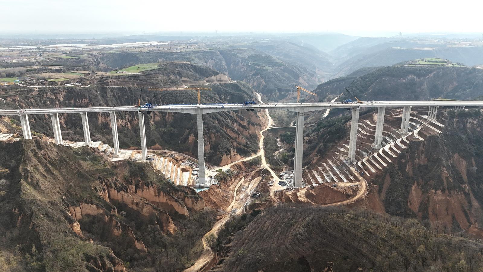 重大進(jìn)展！G244線慶陽(yáng)過(guò)境段小崆峒特大橋全橋貫通