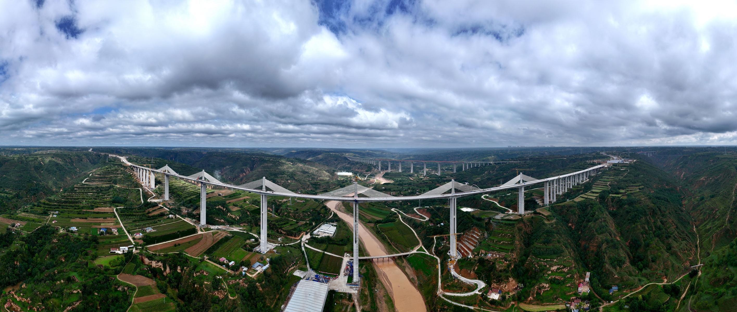 甘肅慶陽(yáng)：國(guó)內(nèi)黃土地區(qū)跨度最大的六合特大橋順利完工